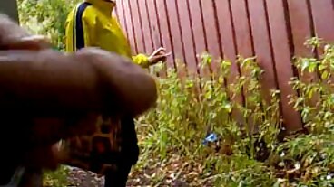 עוזרת לי עם הכוס המגורה שלה