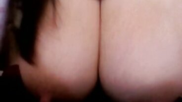 Busty MILF חוגגת את יום האם עם עיסוי אנאלי