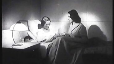 MILF בלונדינית עם ציצים מסיביים רוכבת על הזין של בנה החורג