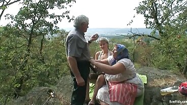 בריון נוער מטופל על ידי בוגר חזה