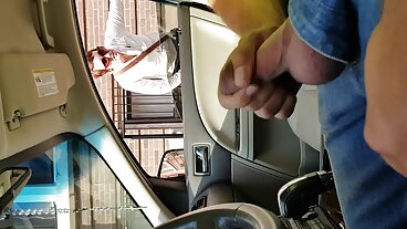 בלונדי לוהט שנתפס באוננות