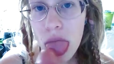 לבלונדינית יש את Buttplug במקום הנכון