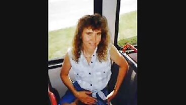 שדון חג המולד סקסי מקבל קצת שלג על הפנים שלה