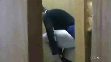 לטינה חזה בודקת את הכוס שלה ביסודיות