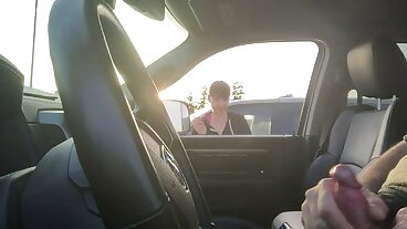 Brazzers: Threesome: The Cocktail Waitress עם Alyx ו-Diamondon PornHD